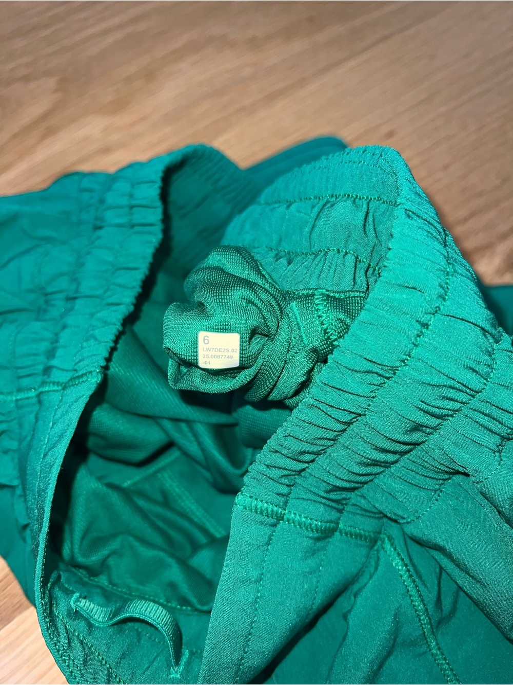 Lululemon Hotty Hot LR Short 2.5” Cascadia Green in size 6 - Picture 4 of 4